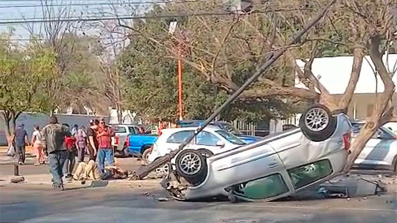 Se registra aparatosa volcadura de un auto en la avenida Tecnológico en Querétaro