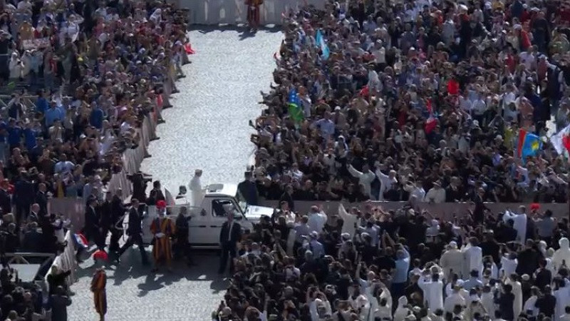Asisten 200 mil personas a misa de inicio de pontificado de León XIV