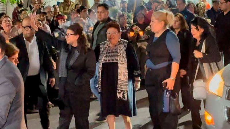 Acude Clara Brugada al velorio de sus colaboradores, quienes fueron asesinados este día