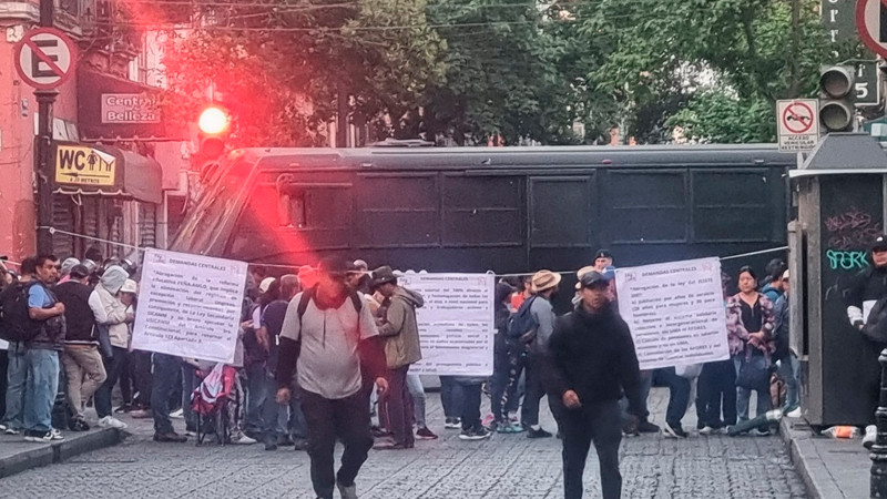 CNTE bloquea accesos a Palacio Nacional previo a inicio de 