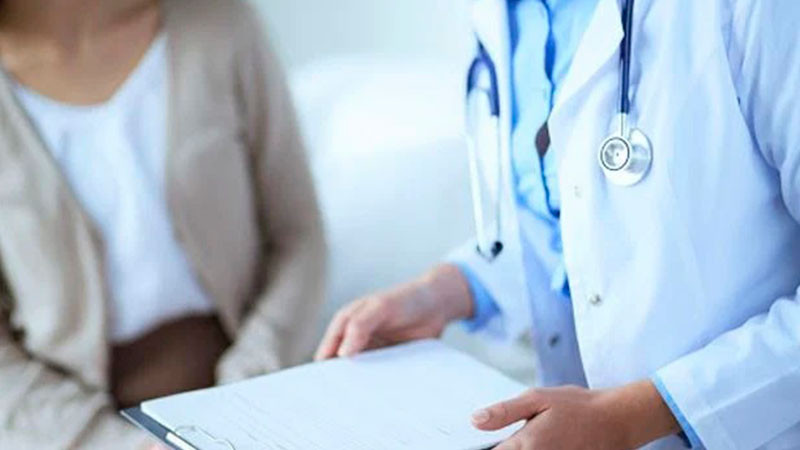 En Estados Unidos, médico enfrenta 92 cargos por abusar de mujeres en rehabilitación