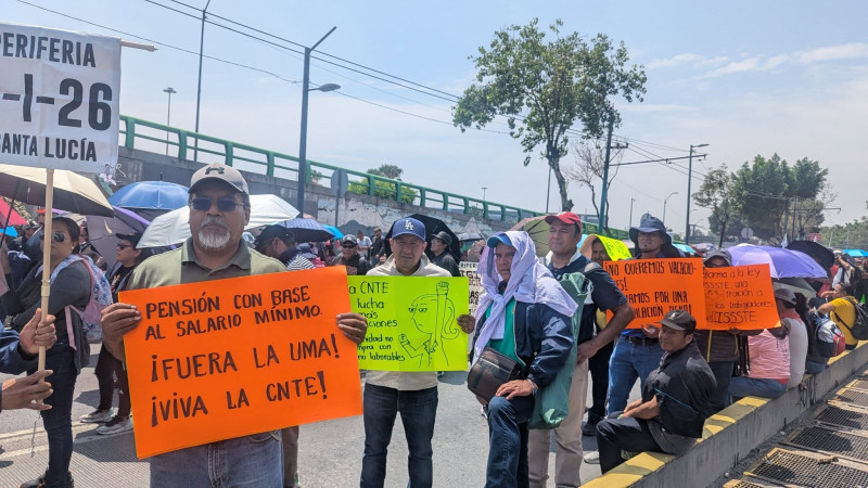 Maestros de la CNTE se retiran del AICM