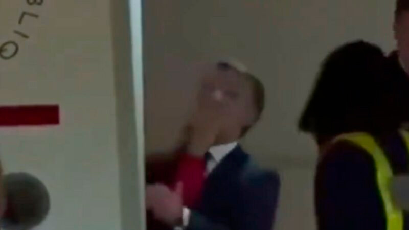 Captan momento en que Macron es supuestamente abofeteado por su esposa