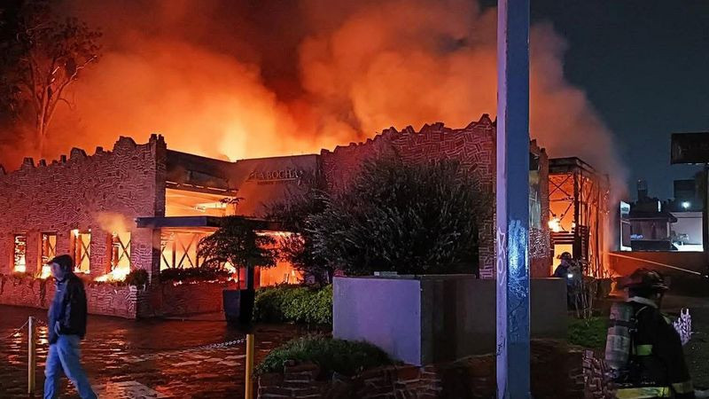 Voraz incendio consume restaurante La Bocha en Querétaro