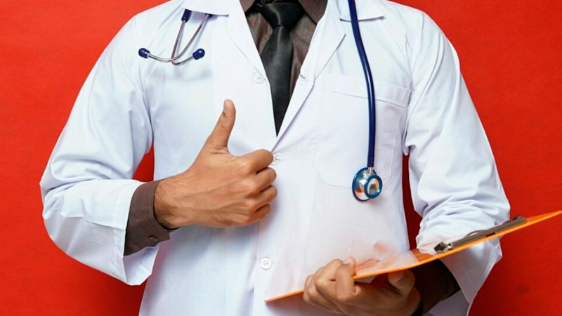 En 2025 se rompieron récords de formación y contratación de médicos especialistas del IMSS: Sheinbaum