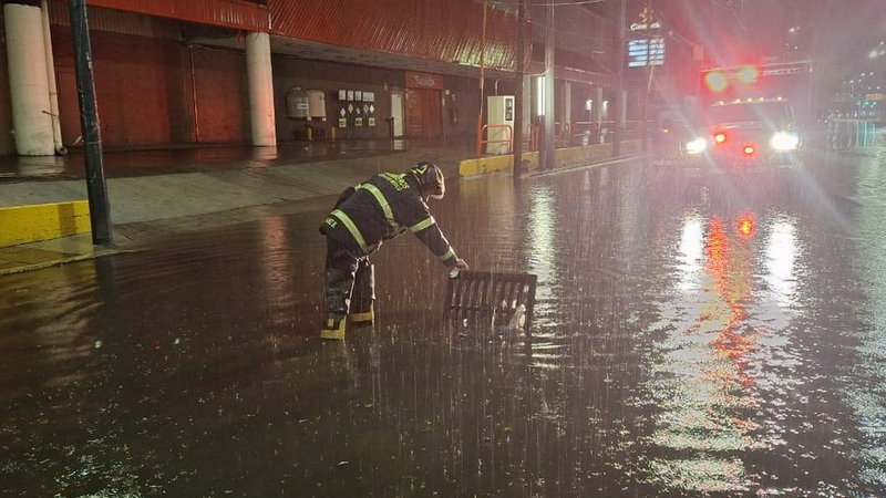 Lluvias dejan inundaciones, autos varados y caída de árboles en la Ciudad de México