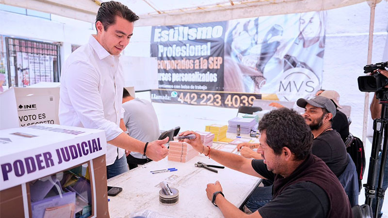 Emite Felifer Macías su voto en las elecciones judiciales 2025
