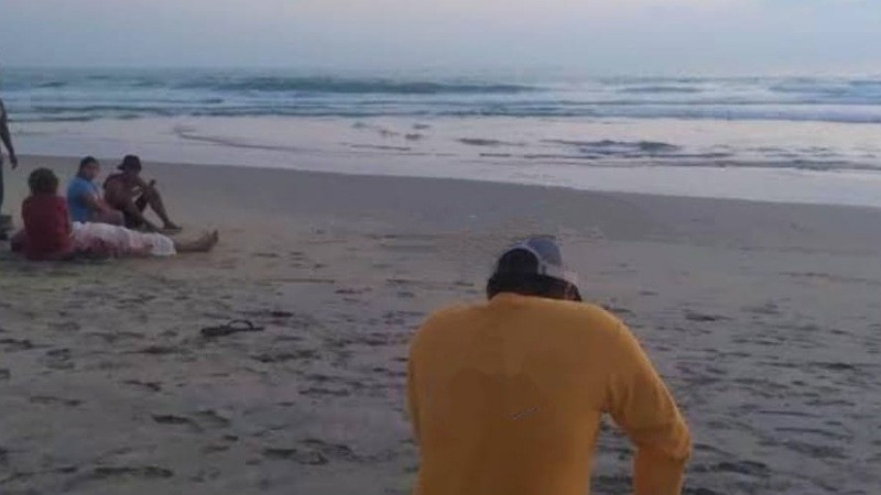 Muere hombre al ahogarse en Playa Azul, Michoacán