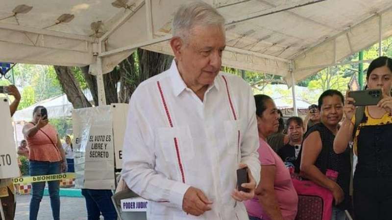 Reaparece el expresidente Andrés Manuel López Obrador para votar en la elección judicial
