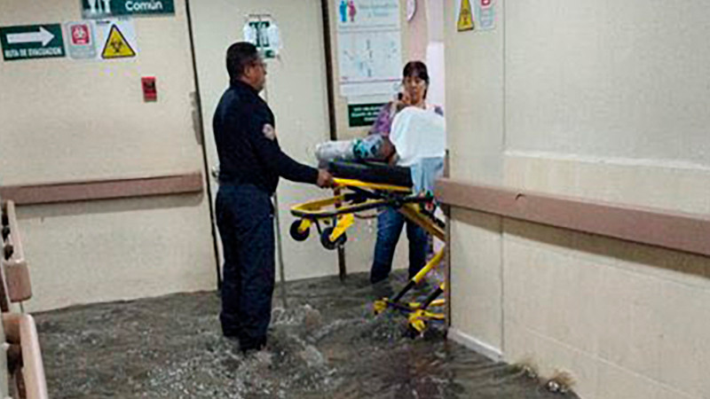 Lluvias inundan Hospital General de Zona 53 del IMSS en Edomex