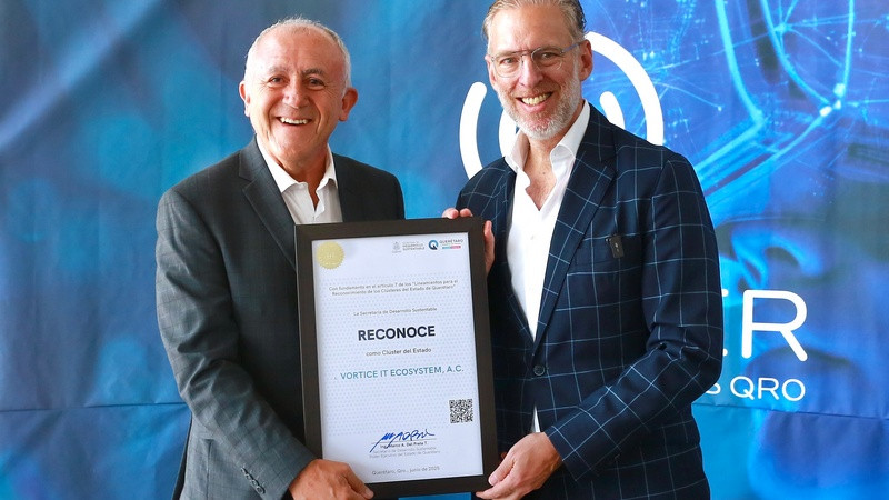 Marco Del Prete entrega reconocimiento a Clúster de Tecnologías Digitales