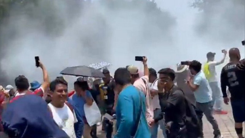 Se registra enfrentamiento entre miembros de la CNTE y policías en las inmediaciones de la Segob