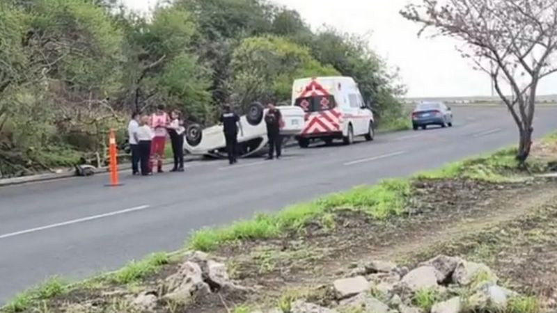 Vuelca auto en el boulevard de La Nación en Querétaro