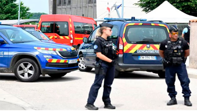 Mientras revisaban mochilas, un alumno de 14 años quita la vida a asistente educativa en Francia