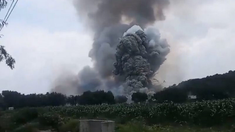 Explota polvorin en Tultepec, Estado de México; onda expansiva causa pánico entre habitantes