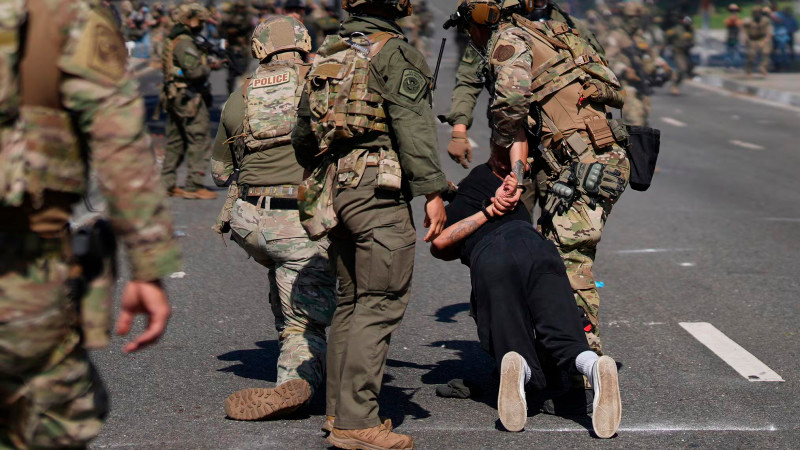 Militares en Los Ángeles tiene autorización para detener a civiles