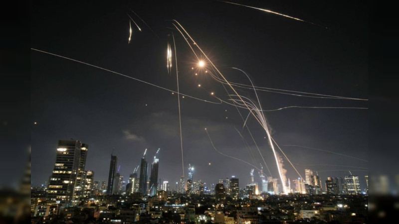 Llueven misiles sobre Tel Aviv: Lanza Irán 100 misiles en respuesta a ataque de Israel