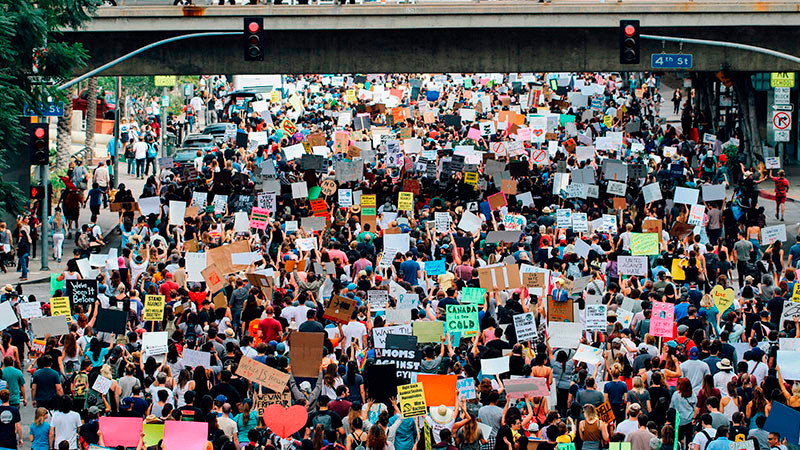 Estallan protestas contra política migratoria de Trump en el día de su cumpleaños