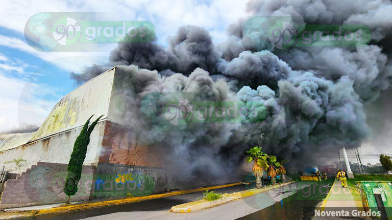 Voraz incendio consume Office Depot en avenida del Parque, en Querétaro capital 