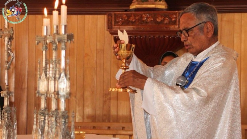 Obispo de Querétaro felicita a los padres en su día