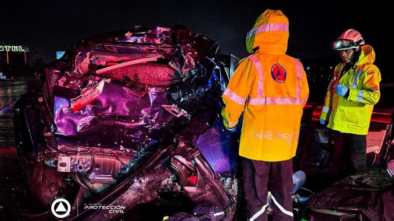 Quedan atrapados en su vehículo en grave accidente en la autopista 57 