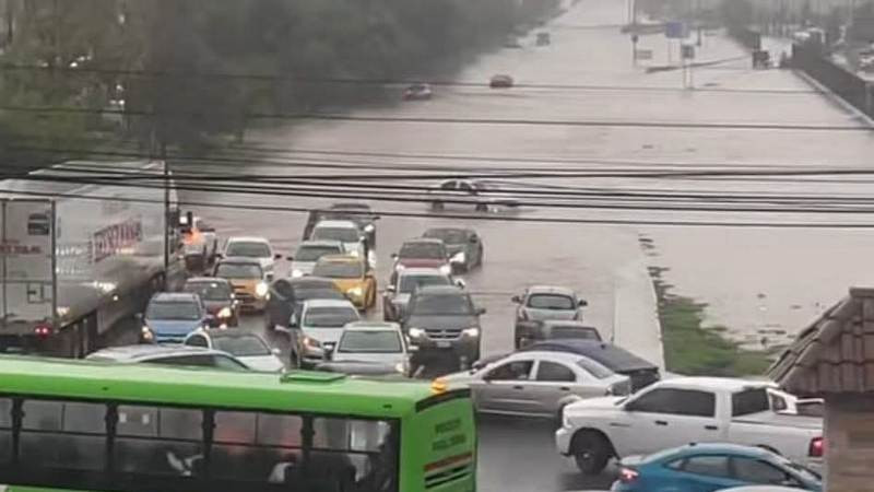 Fuertes lluvias inundan zona metropolitana de Hidalgo y la autopista México-Pachuca