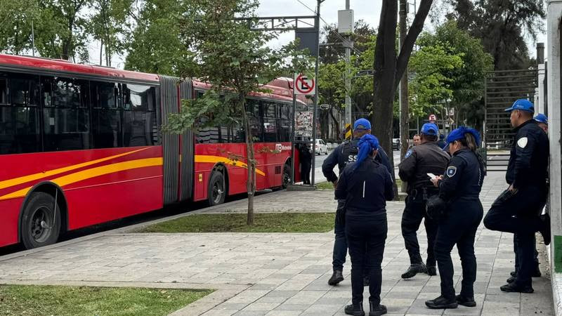 Muere hombre a bordo del Metrobús de la Ciudad de México