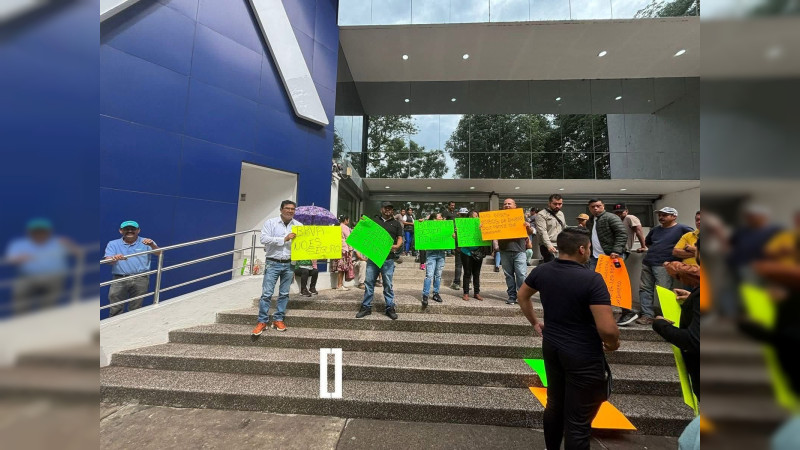 Usuarios bloquean sucursales BBVA en Uruapan por extravío de fondos