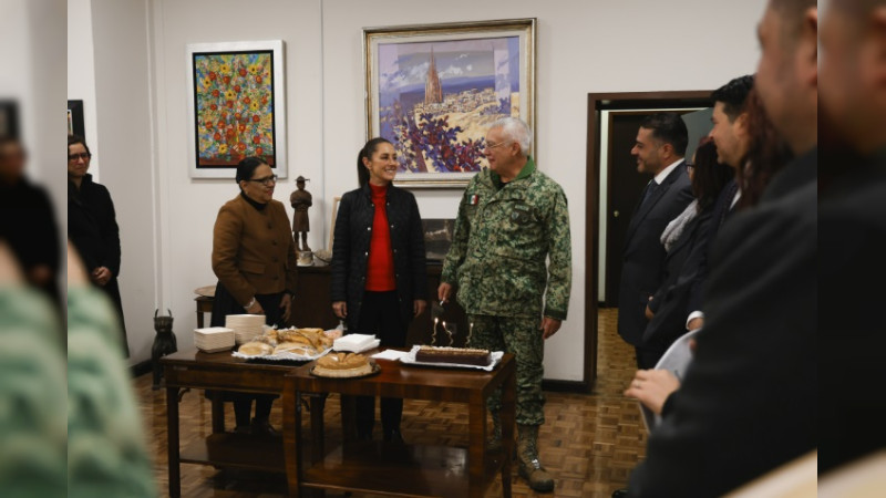 En un año titular de la Defensa hace 15 millones de pesos: Siete millones le fueron “donados”