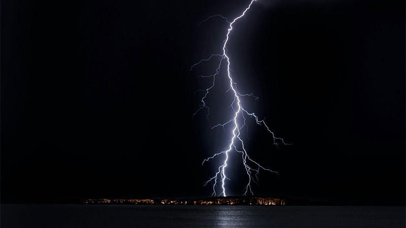 Pierden la vida 8 personas tras volcarse en un barco durante una tormenta en Tahoe, California