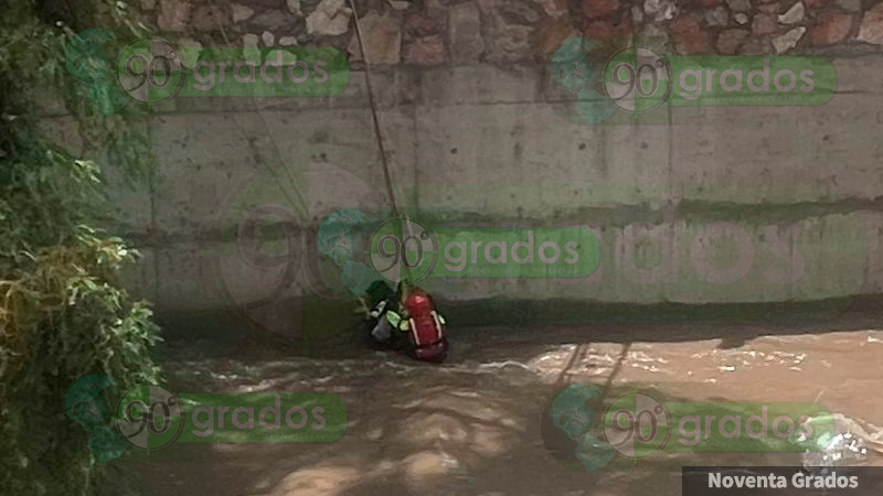 Salvan a una persona que cayó en el Río Querétaro 