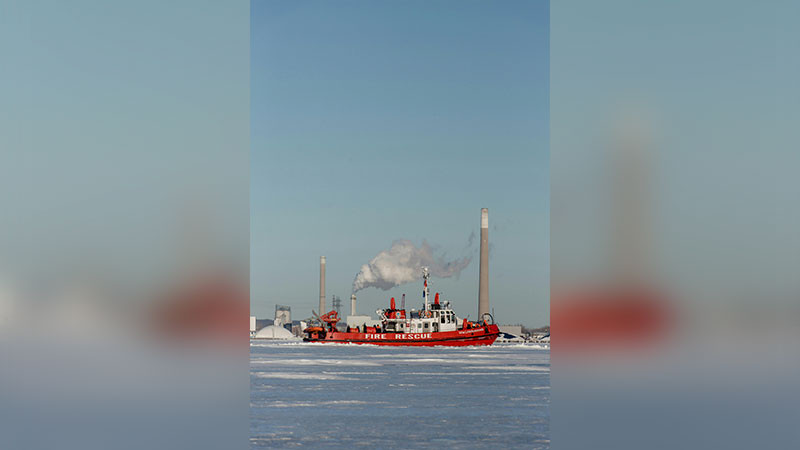 Buque se incendia en medio del Pacífico y termina por hundirse; trasladaba autos de China a México