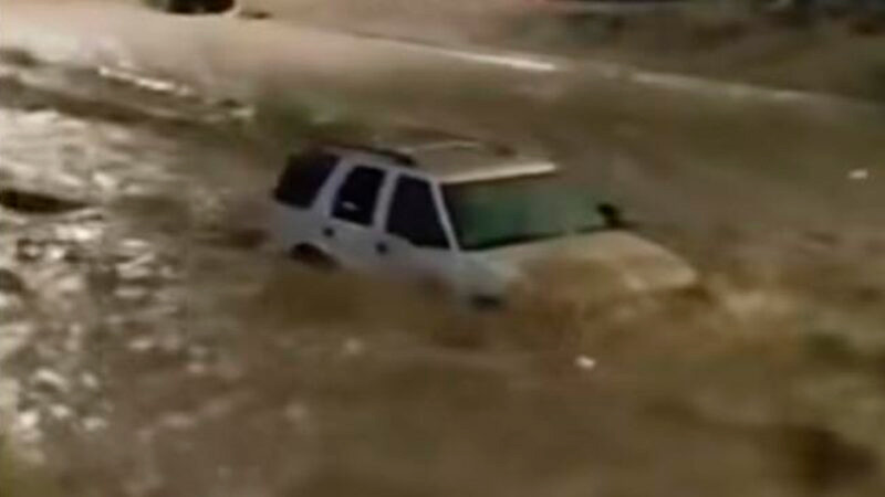 Lluvias e inundaciones azotan Ciudad Juárez; corriente arrastra autos