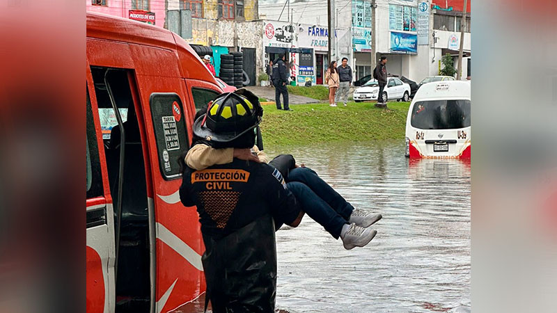 Usuarios del transporte quedan atrapados en inundaciones de Puebla; son rescatados por PC