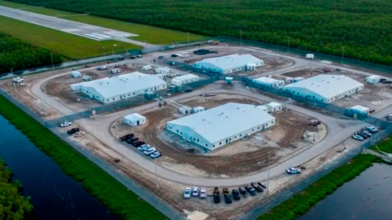 Trump visita Alcatraz Caimán, nueva prisión para migrantes en Florida