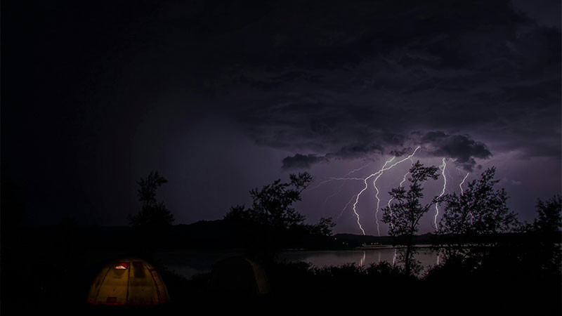 Ante lluvias torrenciales, hay 13 muertos y 23 menores desaparecidos en Texas