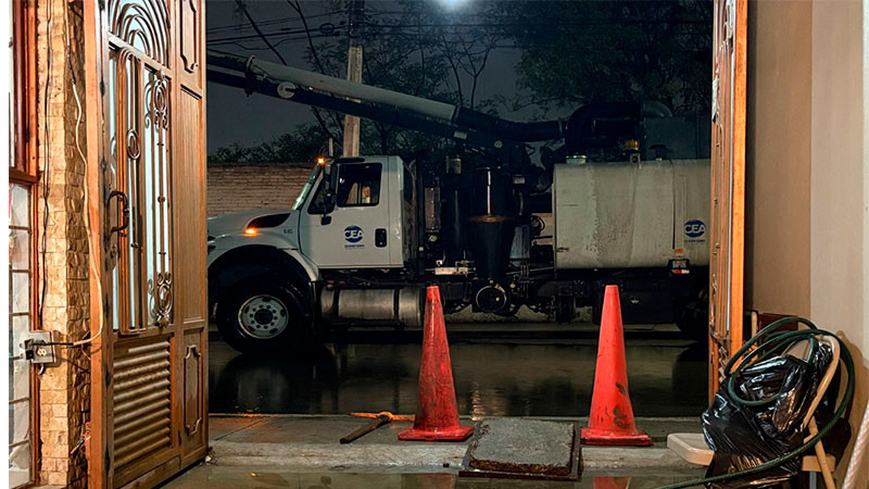 Tras lluvias en el municipio de Querétaro, la Secretaría de Servicios Públicos realizó la succión de 400 mil litros de agua de viviendas afectadas