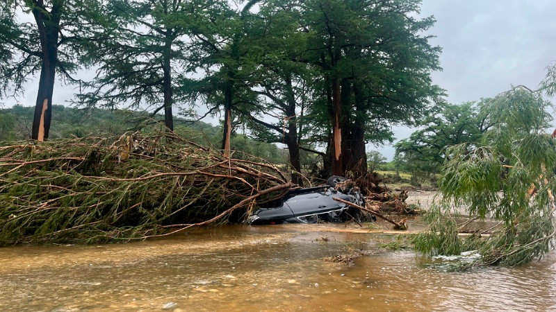 Confirman muerte de mexicano en inundaciones de Texas; hay una más desaparecida
