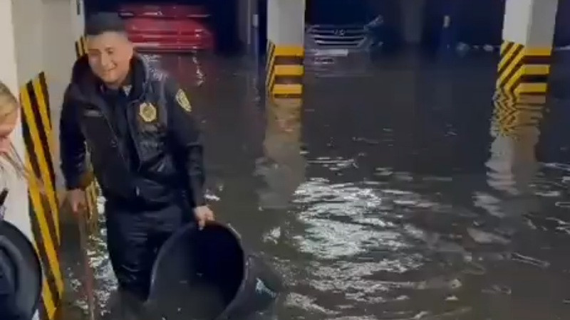 Fuertes lluvias dejan encharcamientos e inundaciones en la Ciudad de México 