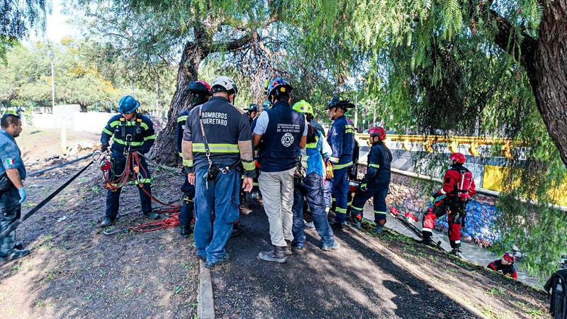 Rescatan a una persona que cayó dentro de un dren pluvial en Querétaro