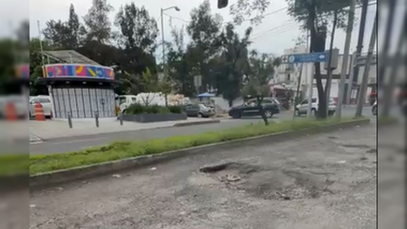 Colonos de Tecamachalco piden atención urgente a crisis de baches y socavón en Naucalpan