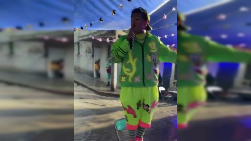 Payaso se viraliza tras dar show infantil a pesar de que el lugar estaba inundado; todo por la felicidad de los niños