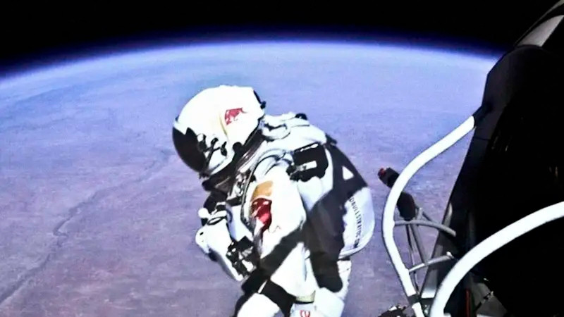 Fallece hombre que saltó desde la estratosfera en 2012; se encontraba de vacaciones