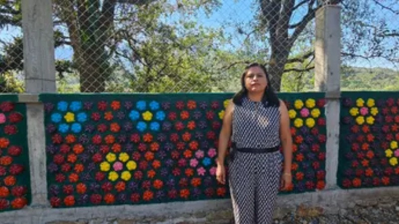 Construyen barda con botellas recicladas en escuela para combatir la contaminación en Huejutla