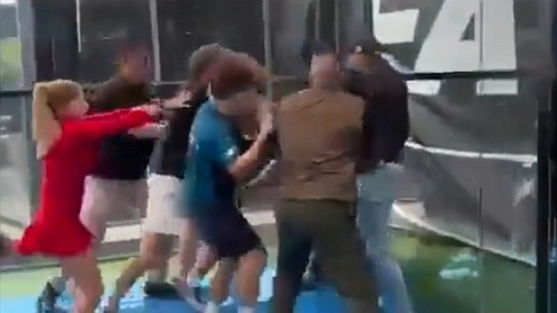 Jugaban pádel y se arma la golpiza; señor junto a su esposa, hijo y guaruras atacan a sujeto que supuestamente agredió a una mujer