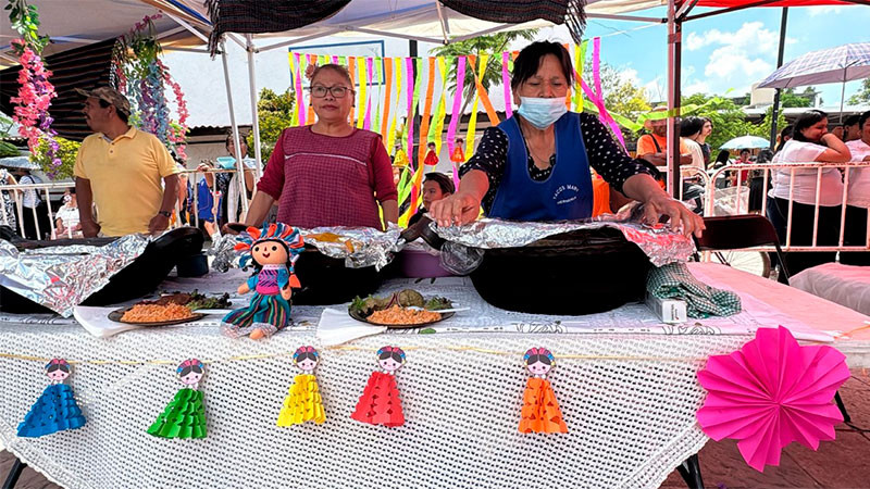 Asisten más de 2 mil personas a la Feria del Mole y la Tortilla en la localidad de Santa María Magdalena en Querétaro 