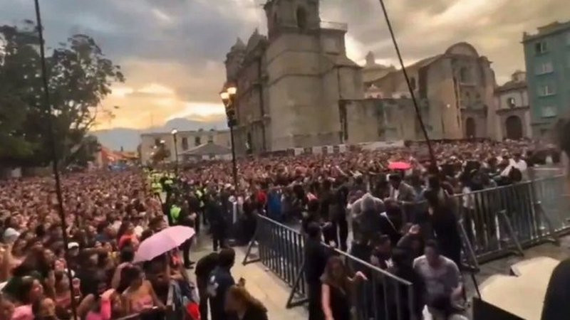 A botellazos corren a funcionarios de Oaxaca del concierto de Siddharta; morenistas se auto reservaron lugares VIP