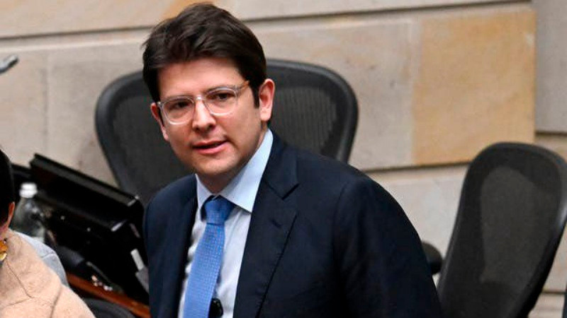 Menor se entrega a las autoridades por atentado contra Miguel Uribe