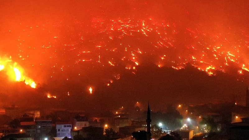 Incendios provocan evacuaciones masivas en Turquía