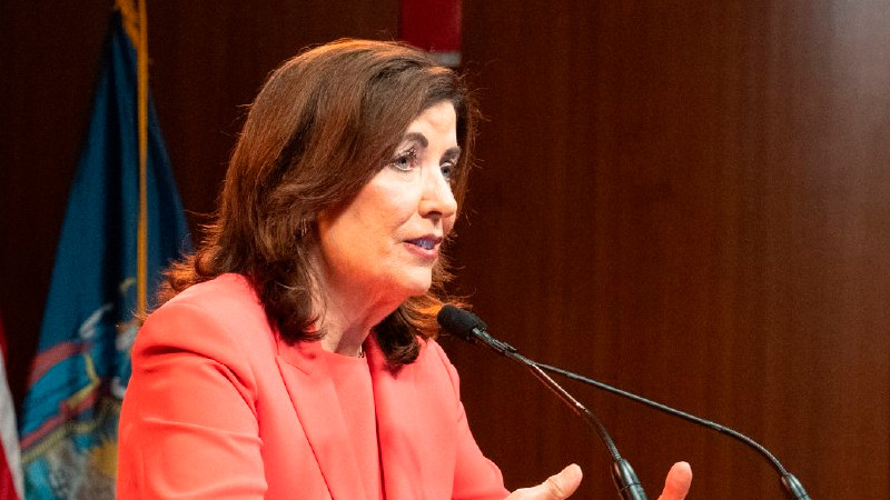 Tras nuevo tiroteo, gobernadora de Nueva York pide poner alto a industria armamentística de EEUU